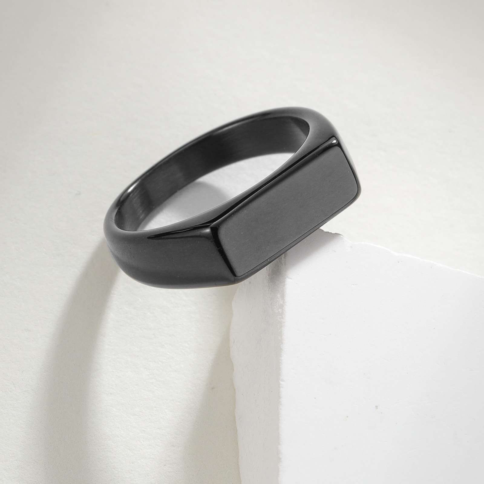 A 7mm titanium steel rectangular ring for European and American jewelry, a retro and trendy girl's unique cast stainless steel golden seal ring Application Scenario