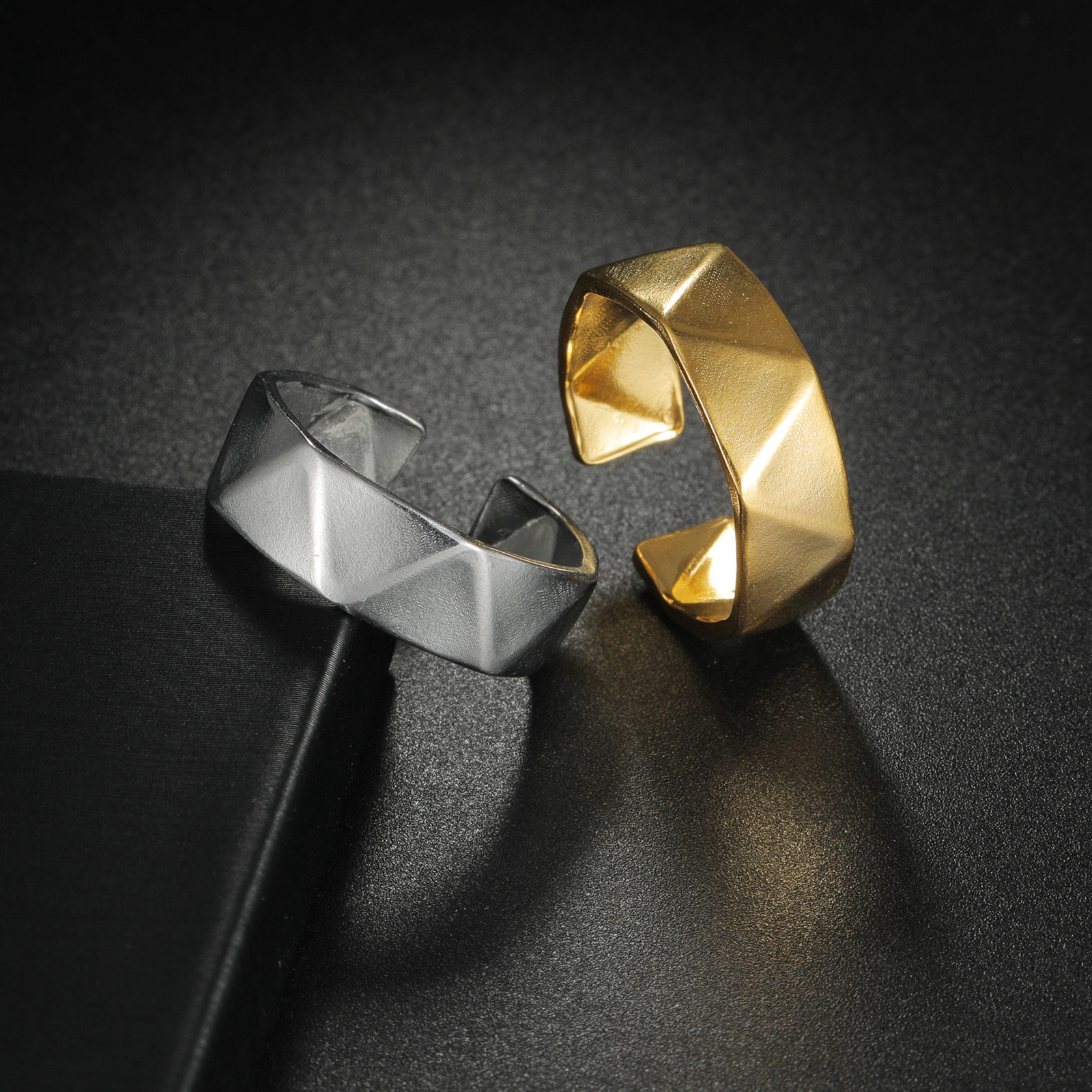 This is a popular stainless steel ring with an open opening on Instagram in Japan and South Korea. It features a geometric, multi-faceted and exaggerated style for women's couple rings that won't fade