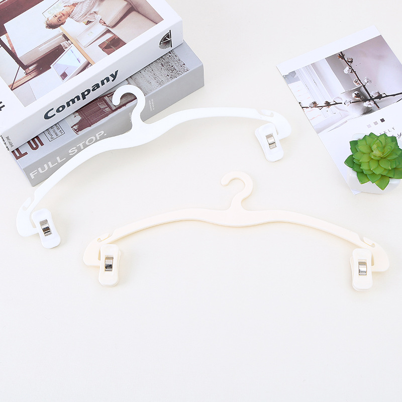 Wholesale of simple Japanese-style anti-slip trouser racks, plastic trouser hanging clips, traceless clothes hangers, and household underwear stretch clips Application Scenario