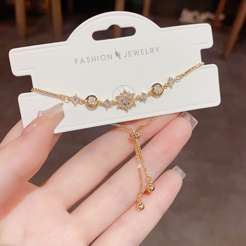 This is a unique and exquisite light luxury bracelet with a high-end and fashionable Japanese and Korean style, featuring a slightly inlaid zircon flower pull-out design Specification image