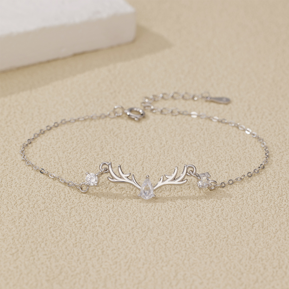 The "One Deer with You" bracelet is a light luxury fashion for women. The "One Deer with You" antler bracelet exudes a simple yet sophisticated charm
