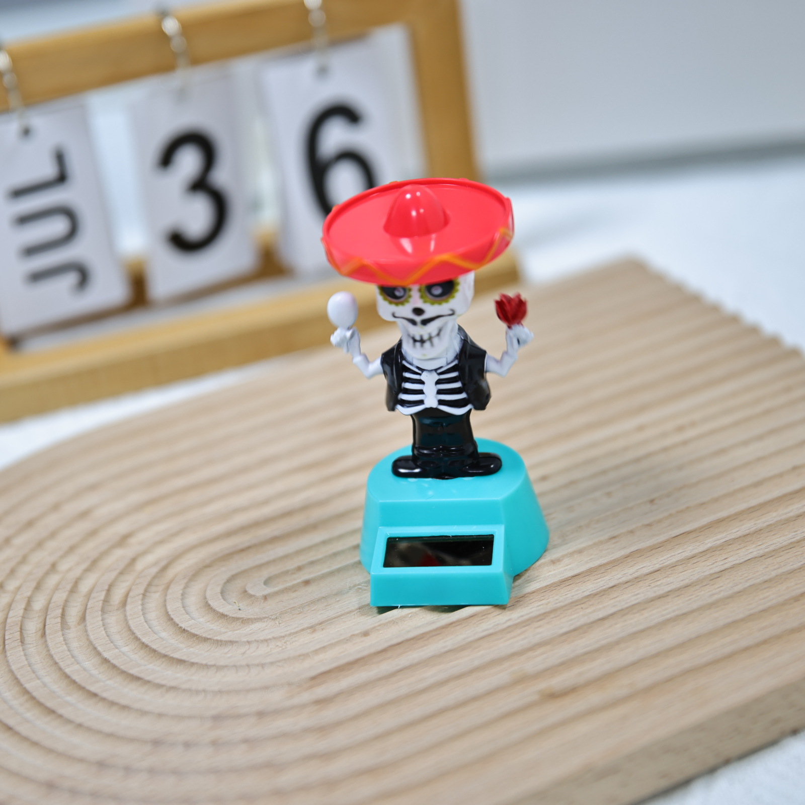 Hot-selling Halloween gifts: Solar-powered creative shaking head car figurines, hat skull dolls. Wholesale and consignment available Item Picture