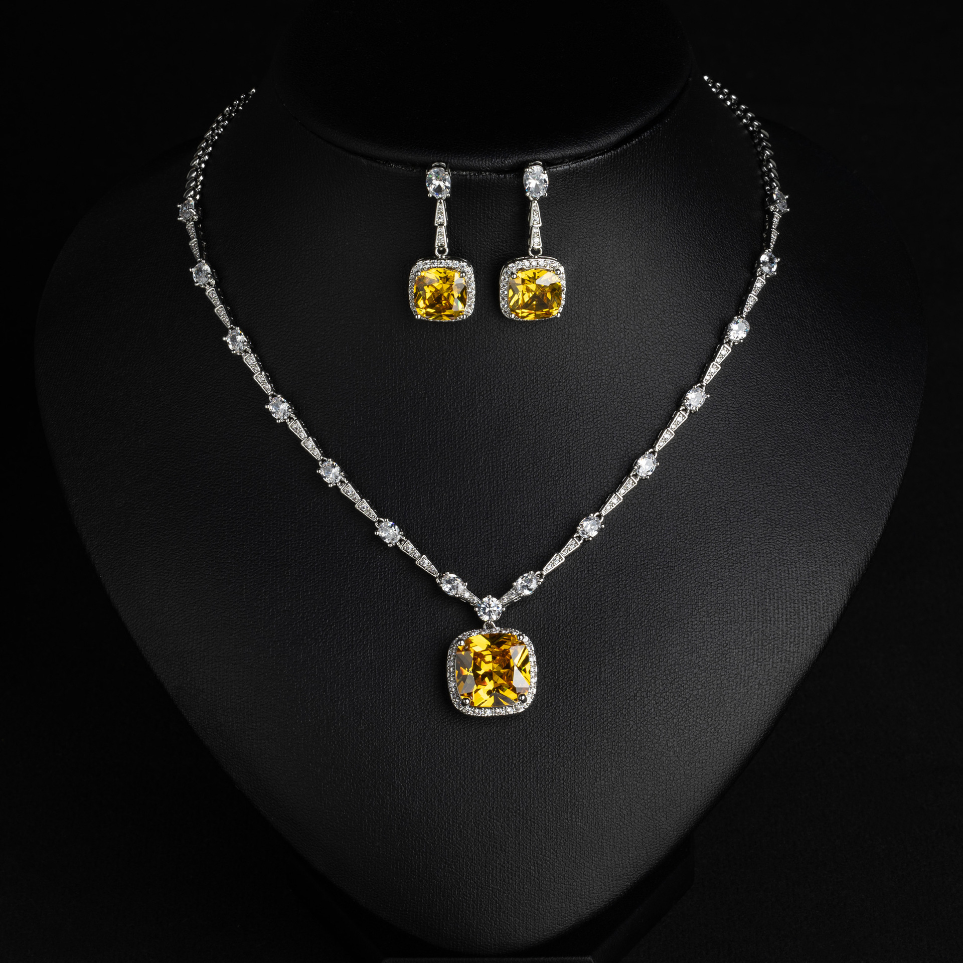 Best-selling cross-border niche jewelry, Fan-shaped colored gemstone stud women's necklace, Royal sapphire bird's Nest cut red diamond pendant set, lytj30315 Getisha banquet dress jewelry, fashionable jewelry, cross-border versatile accessories