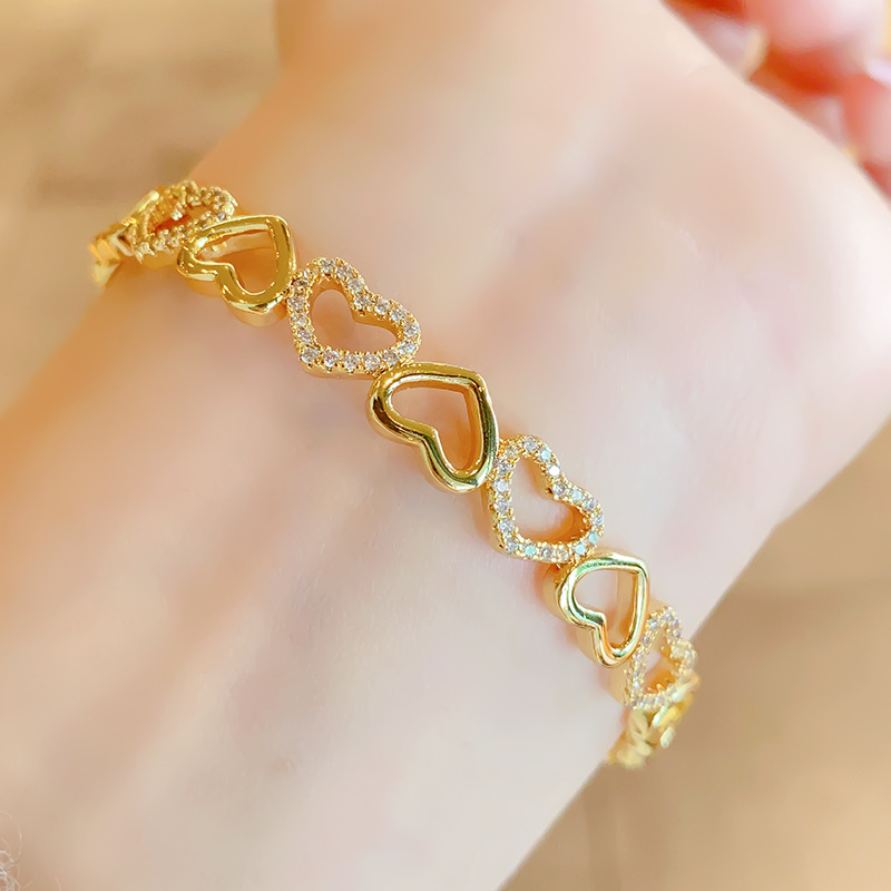 French light luxury hollowed-out heart bracelet, 18k real gold jewelry, open heart bracelet Application Scenario