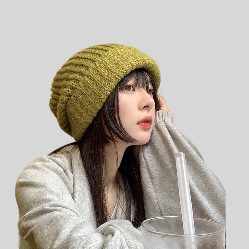 A versatile green woolen hat for women in autumn and winter. It's loose in winter and thick-thread in winter to make the face look good. It's a small ear-protecting knitted hat with a big head circumference