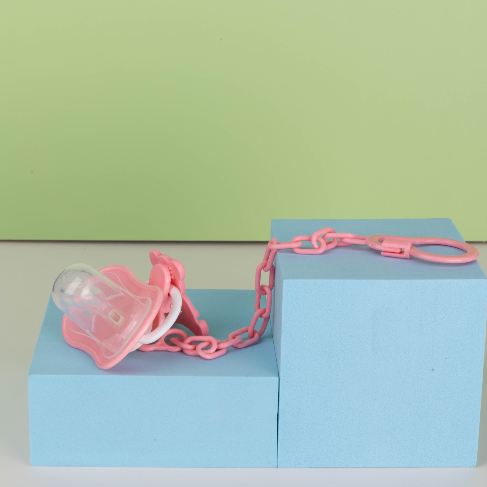 厂家批发直销宝宝食品级硅胶安抚奶嘴加链条母婴产品不伤宝宝乳牙白底实物图