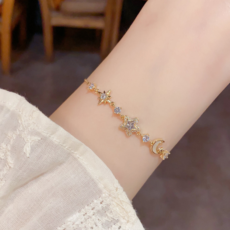 The new summer fashion, sweet and versatile diamond star moon bracelet is a niche, elegant and simple design accessory