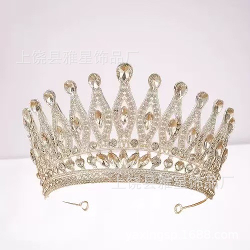 The bride's crown dress, headwear and accessories exuding a simple and elegant Korean style, set with zircon and rhinestones. Photographed in a photo studio details Picture