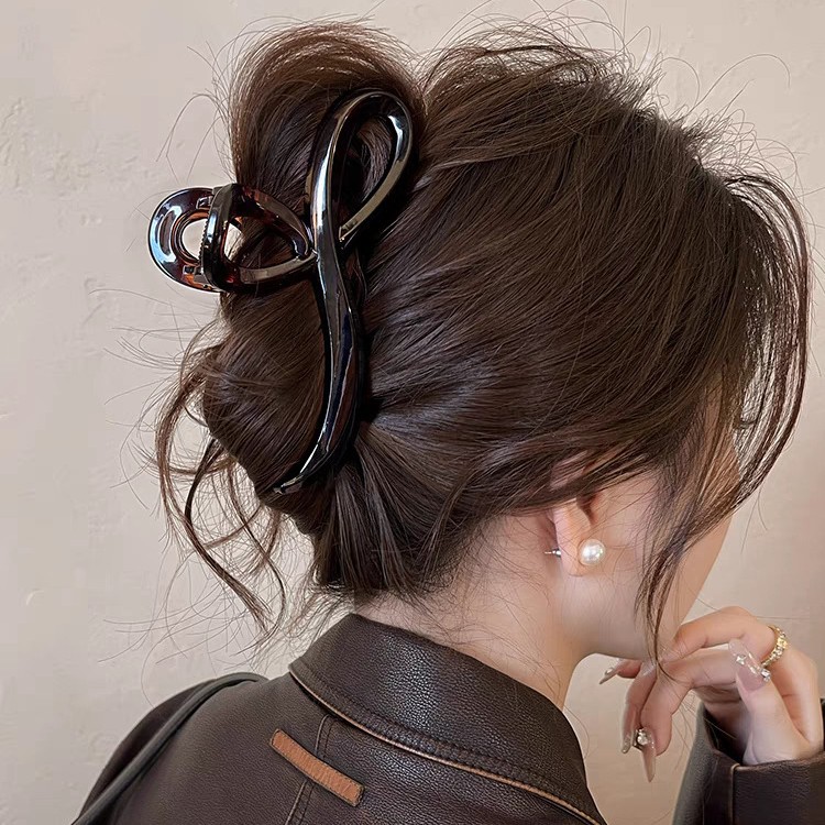 The high-end Maillard grab clip is a large female 2024 new style, featuring a shark clip at the back of the head and a stylish hair accessory for autumn details Picture