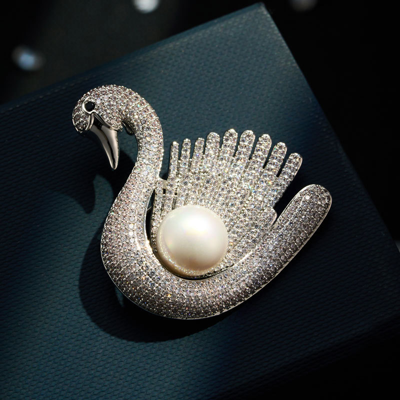 Light luxury and high-end brooch, copper alloy, real gold electroplated, freshwater pearl, elegant clothing pin Application Scenario
