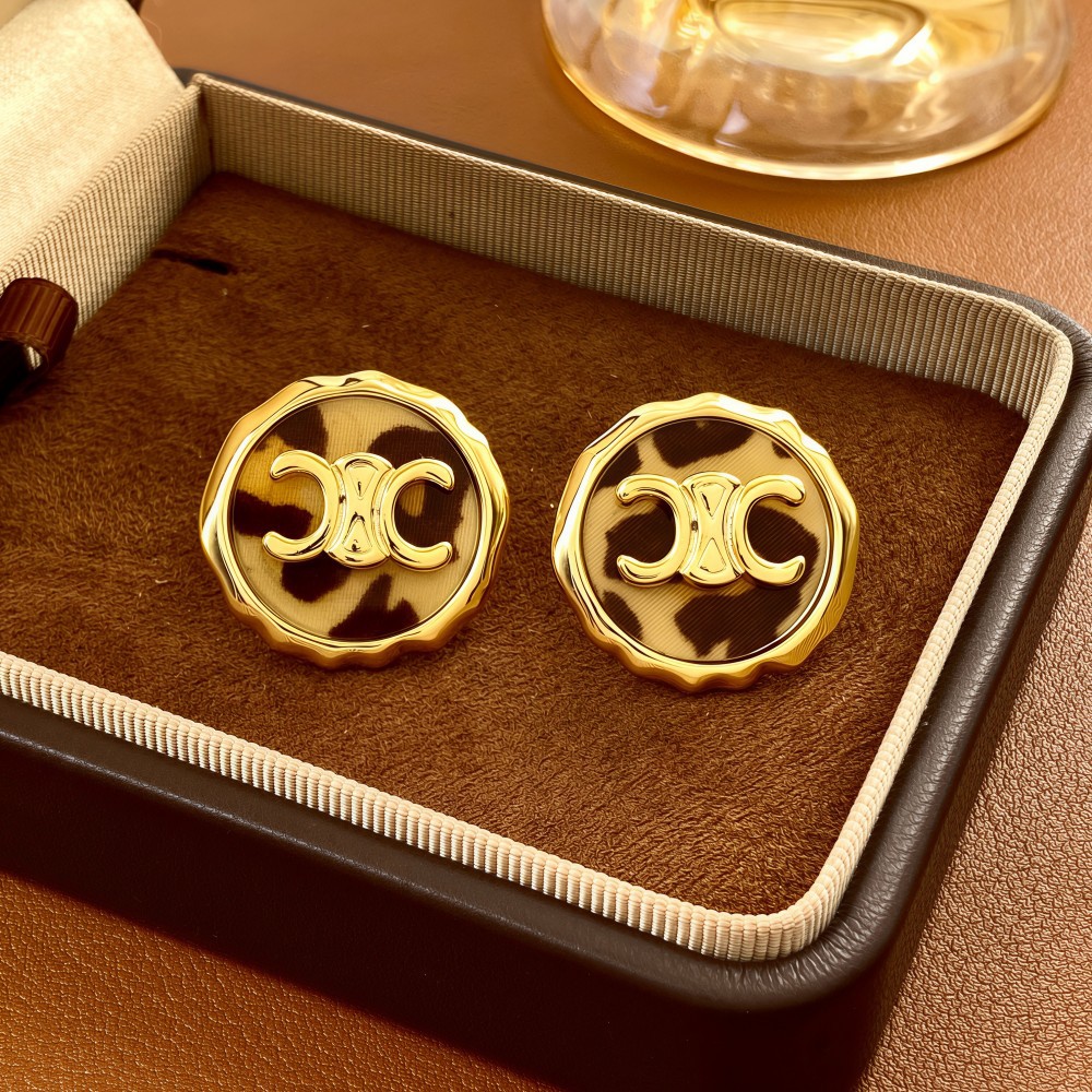 High-end metal button arc de Triomphe stud earrings, retro-style round earrings, versatile commuting accessories wholesale supply Application Scenario