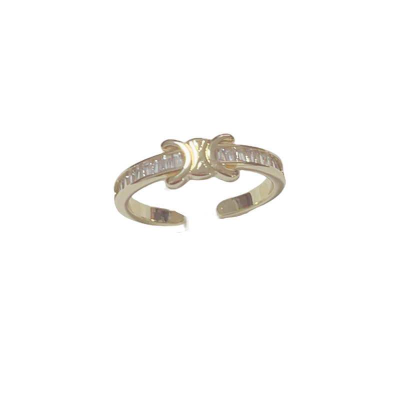 This is a unique and fashionable design with a slightly inset letter "C" and an open arc de Triomphe ring. It exudes a French charm and is a retro, light luxury index finger ring for women Application Scenario
