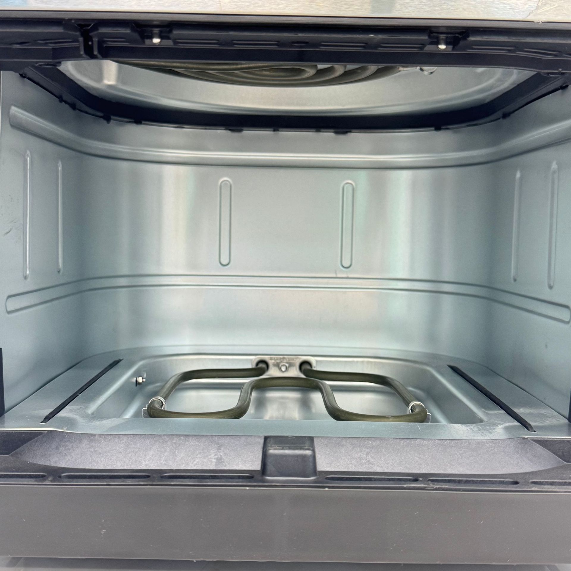minMAX's new all-stainless steel airfryer, a large-capacity airfryer oven with a capacity of 14L, is available for export Application Scenario