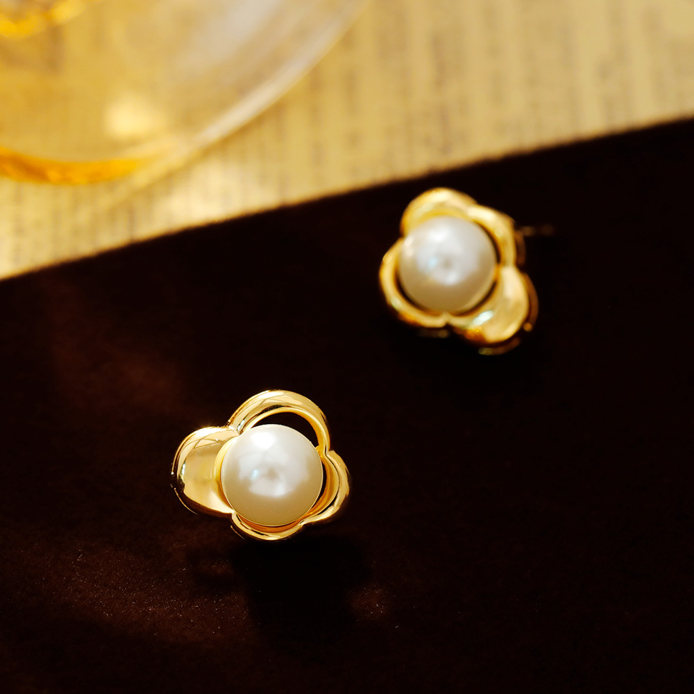 Hyacinth pearl stud earrings for women will be a bestseller on Douyin in 2025. They feature a French high-end style and a delicate fragrance, as well as a niche and elegant style Specification image