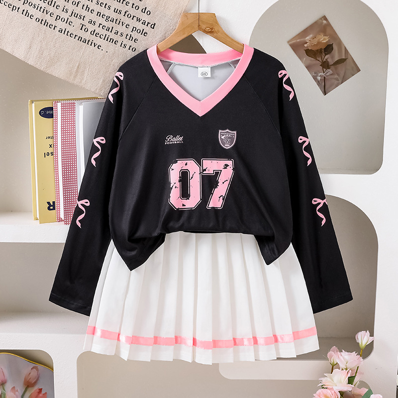A new American high street casual sporty two-piece set with contrasting colors, long-sleeved T-shirt and pleated skirt for girls in the autumn of 2025