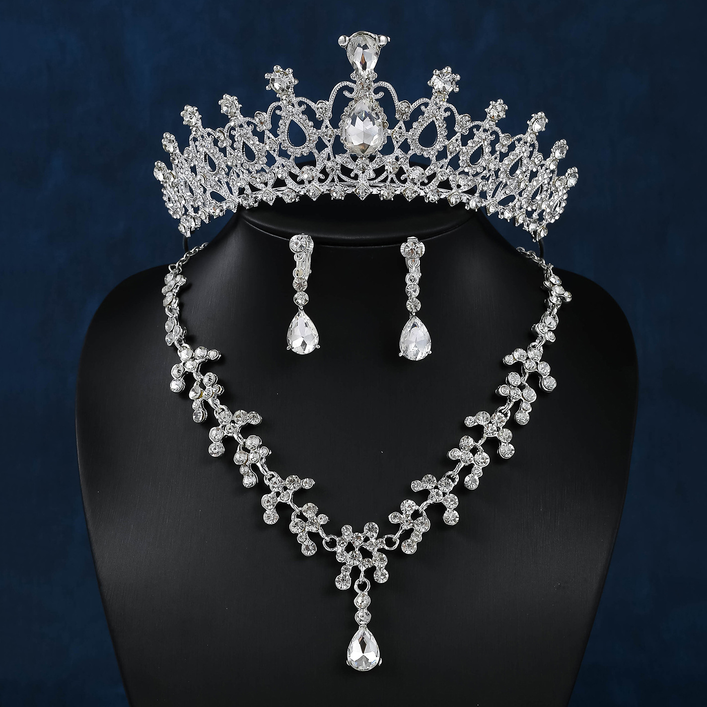 Fashionable handcrafted bride chain, Korean-style bride accessories, high-end wedding three-piece set, diamond crown necklace, earrings details Picture