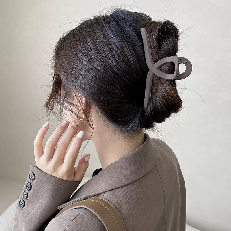 Extra-large shark clip for women, large hair volume, high-end feel, hair clips, headwear, hair clips, back of the head, hair grips Application Scenario