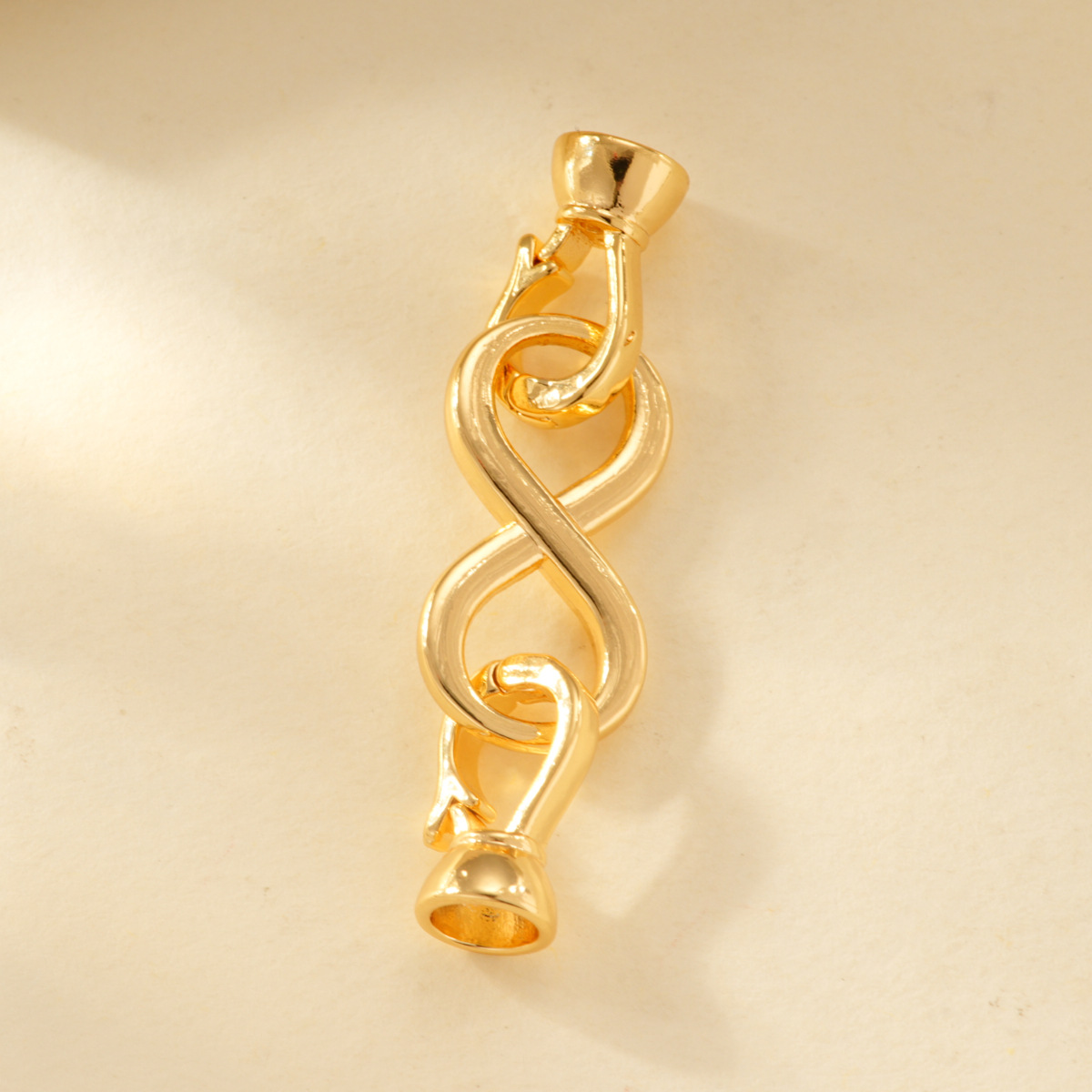 Smooth figure-eight clasp, high color retention wholesale 18k copper gold-plated color retention high-end bracelet and necklace clasp DIY accessory Application Scenario