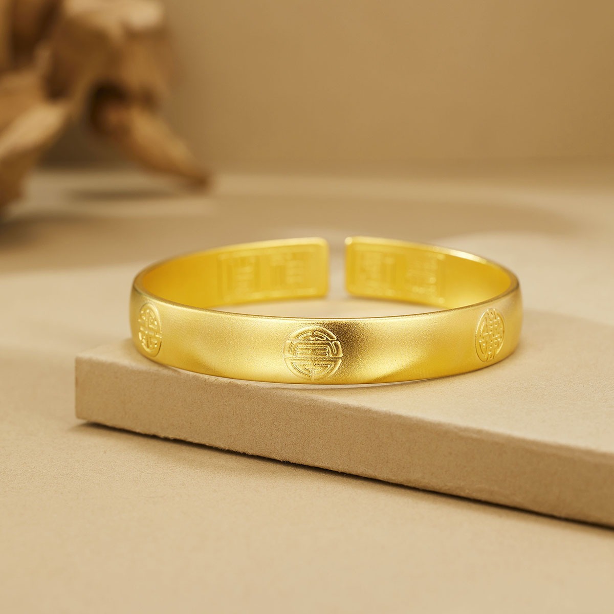 This is a classic plain ring sand gold bracelet of the same style as the golden big fortune. It is gold-plated with copper and does not fade for a long time. It is a simulated auspicious open bracelet details Picture