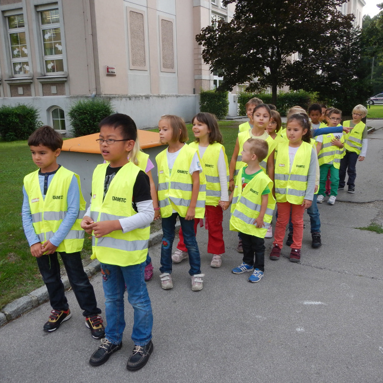 Reflective vests, security uniforms and fitness vests are thickened, breathable, comfortable and durable details Picture