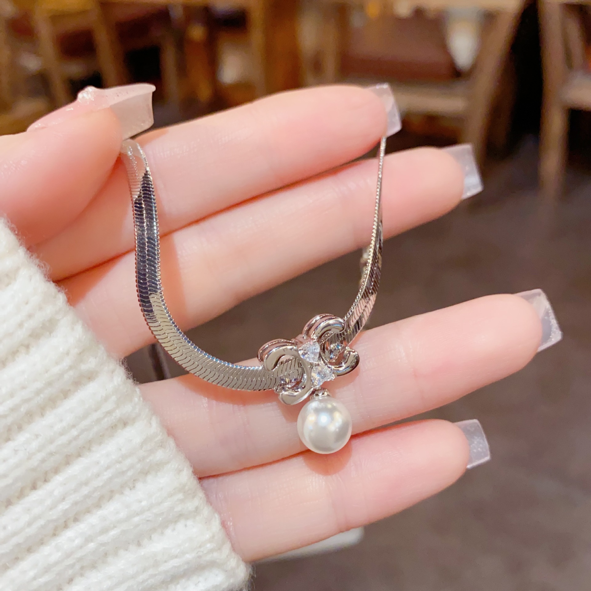 Japanese and Korean style, high-end and exquisite Arc de Triomphe pearl necklace, women's fashion, cold style, niche design sense collarbone chain Application Scenario