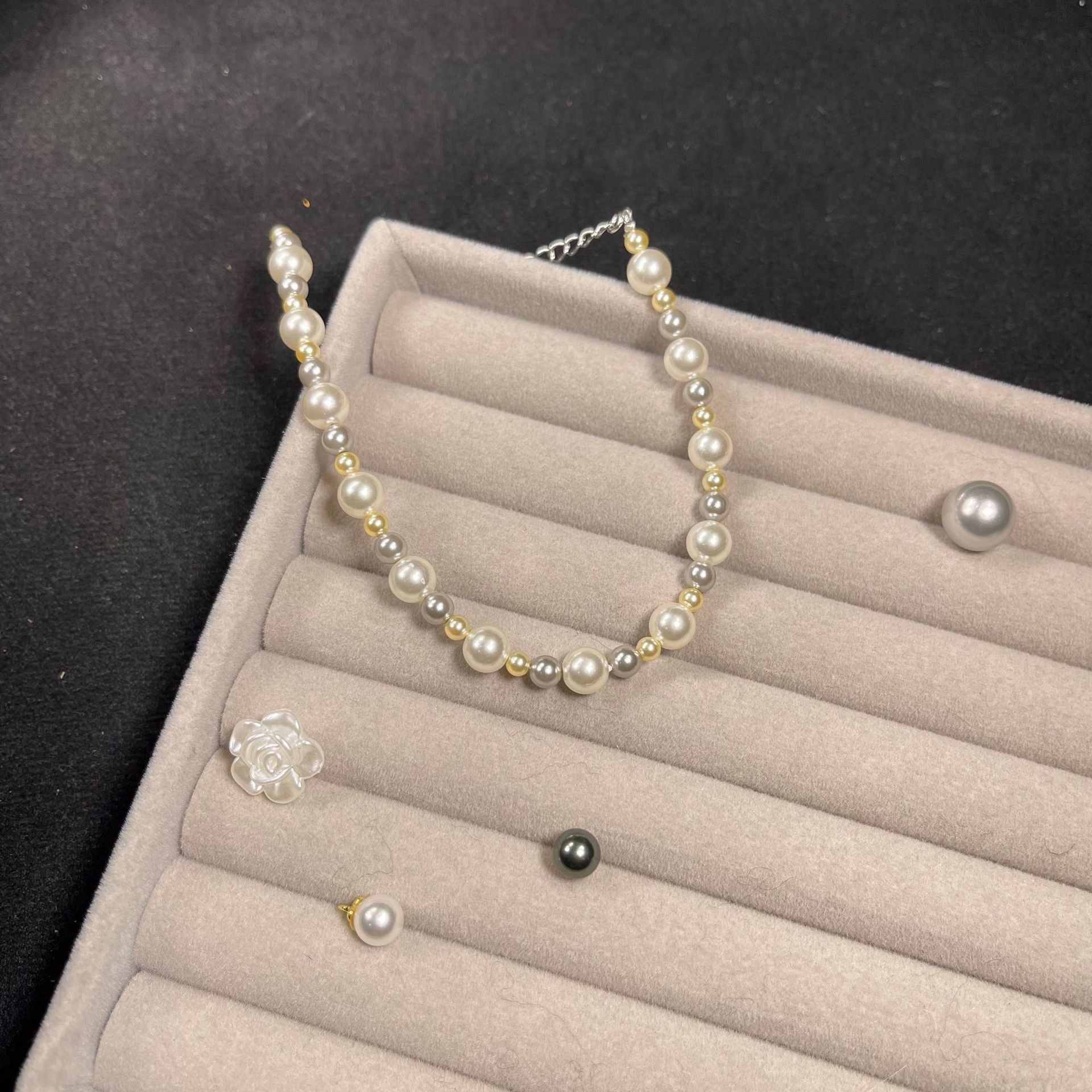 This original mixed-color pearl bracelet from Shi family is a simple and niche women's style, crafted in an ins style Application Scenario