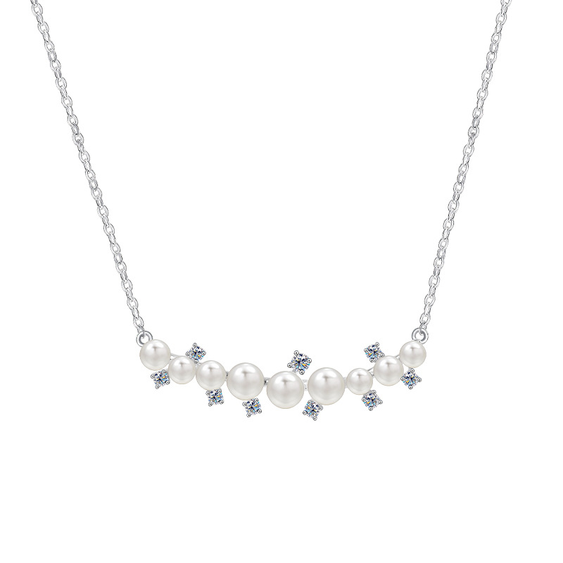 The White Moonlight natural freshwater pearl necklace exudes an elegant and sophisticated charm, is exquisite and versatile, and features an S925 sterling silver collarbone chain Application Scenario