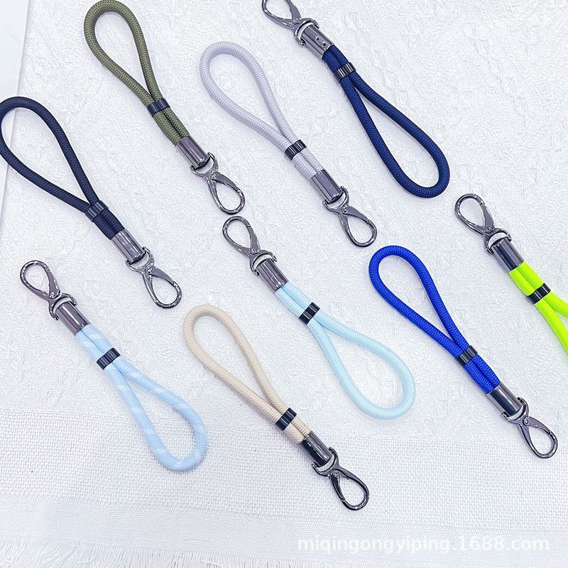 Adjustable short mobile phone wrist strap with a high-end feel, sturdy for outdoor mountain climbing, anti-loss and anti-drop, water cup hand-held strap Application Scenario