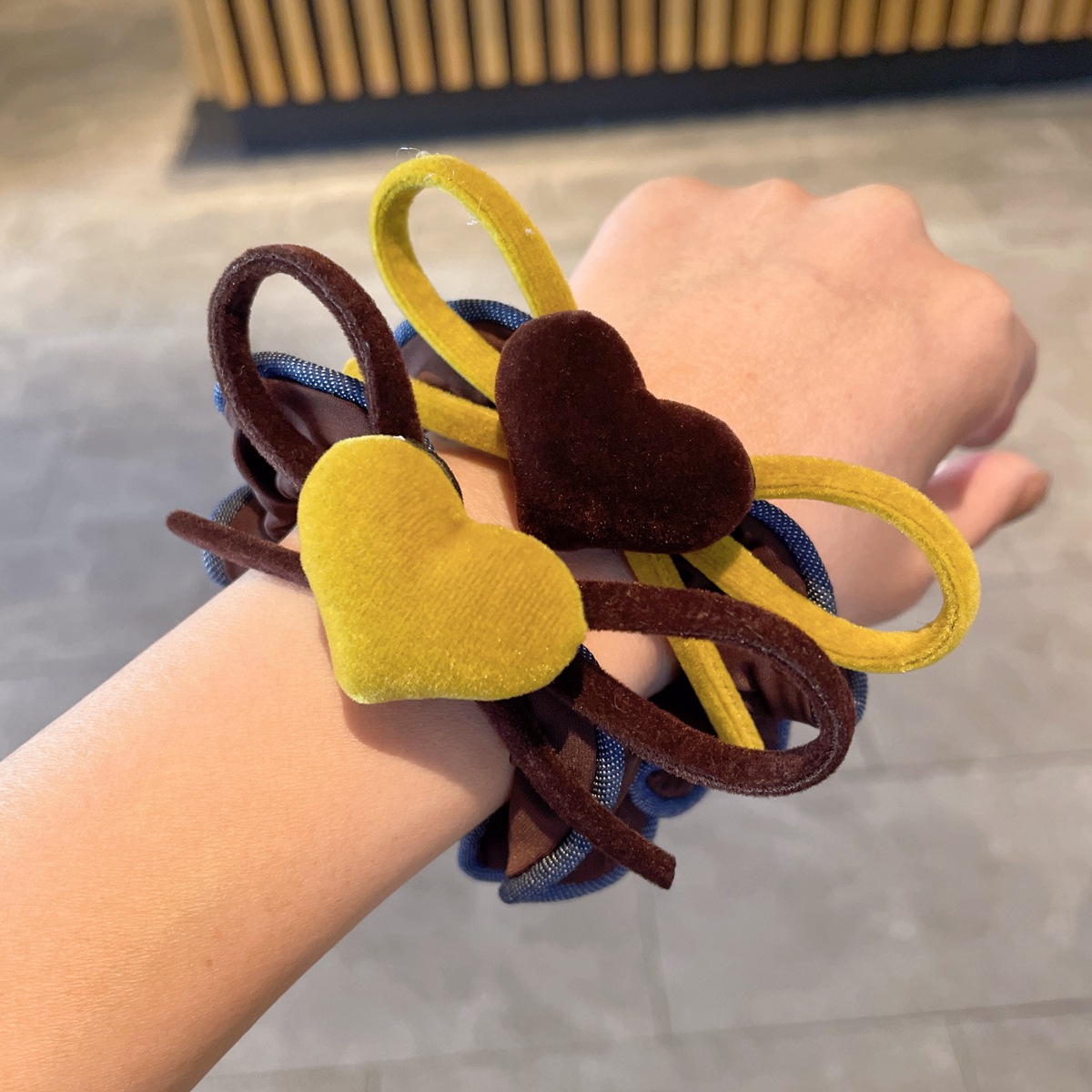 Velvet heart-shaped bow, small intestine hair band, hair tie, lazy style, low ponytail, hair tie, hair flower, hair accessory details Picture