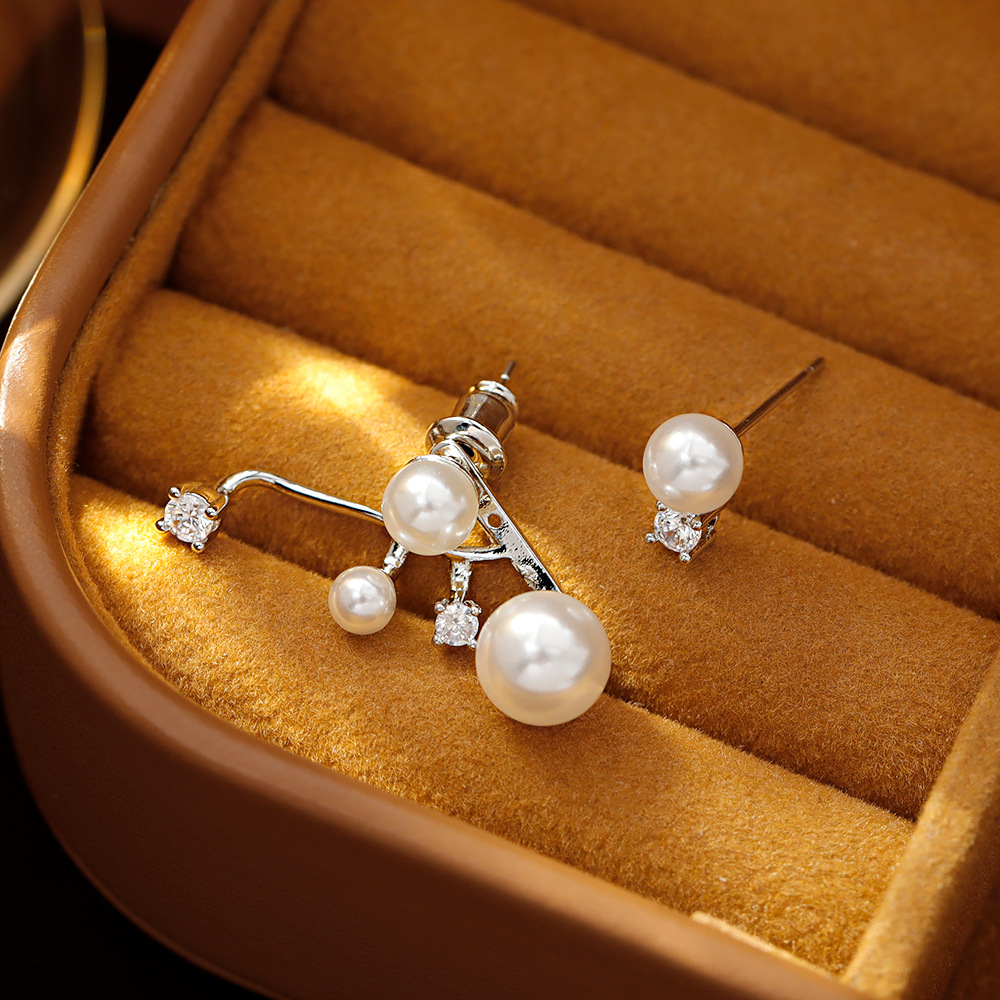 Hyacinth asymmetrical diamond and pearl earrings are fashionable, light luxury, elegant and high-end. They are extremely beautiful, unique and attractive stud earrings details Picture