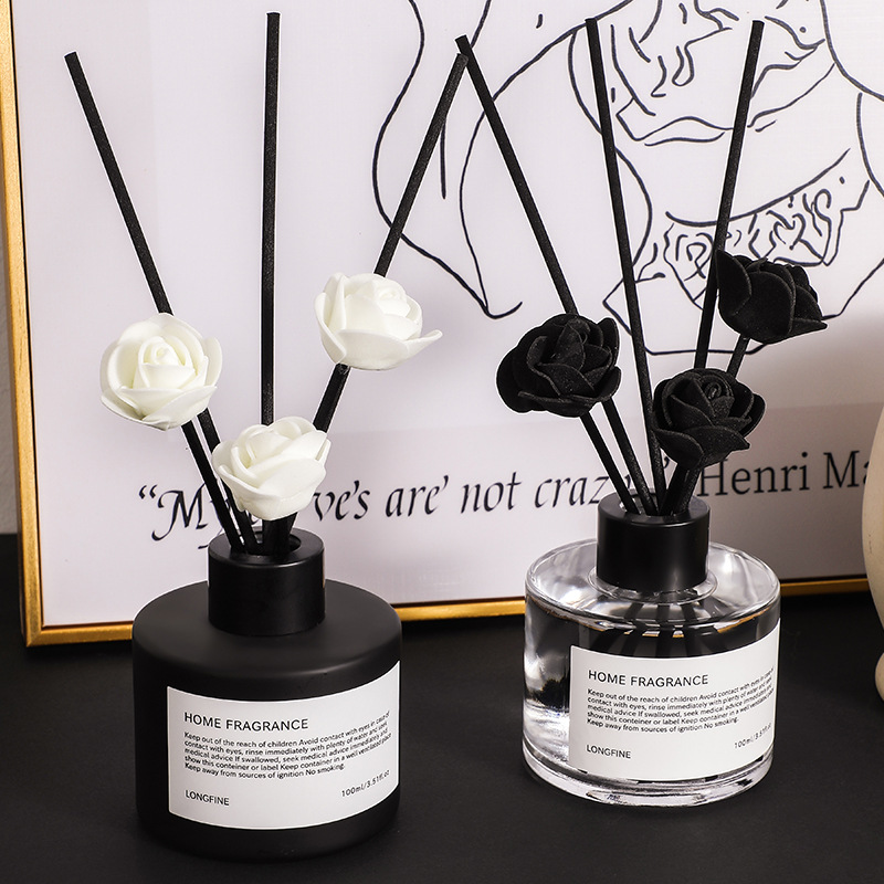 Black and white minimalist style, high-end, flameless aromatherapy, long-lasting indoor bedroom room perfume, bathroom fragrance details Picture