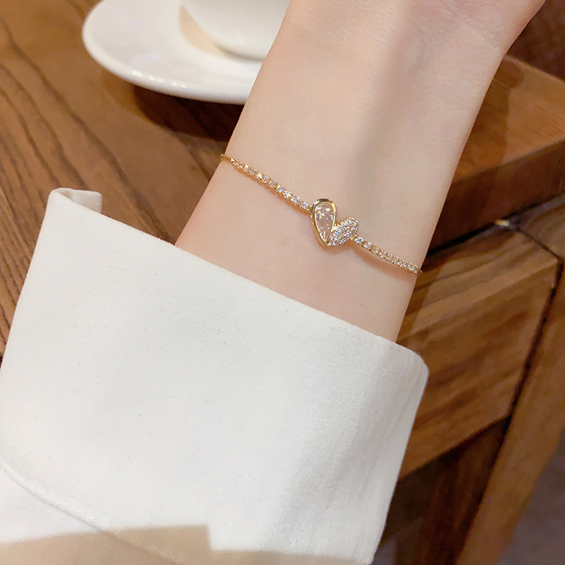 The same style of Douyin, light luxury, fashionable and sweet, slightly inlaid heart-shaped bracelet, with a sense of high-end, niche design and elegant charm Specification image