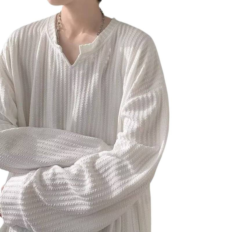 Textured V-neck long-sleeved T-shirt for men, a loose and heavyweight top from a trendy brand for spring and autumn. It exudes a cool and sophisticated vibe, paired with a base layer Item Picture