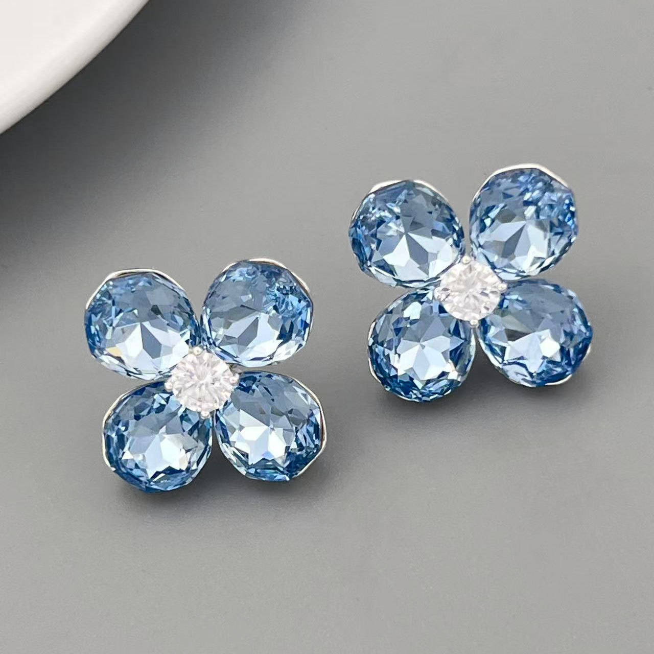 Color fantasma cristal transparente cuatro pétalos de flores pendientes aleación de cobre oro real chapado con circonio S925 agujas de plata moda ligera de lujo Application Scenario