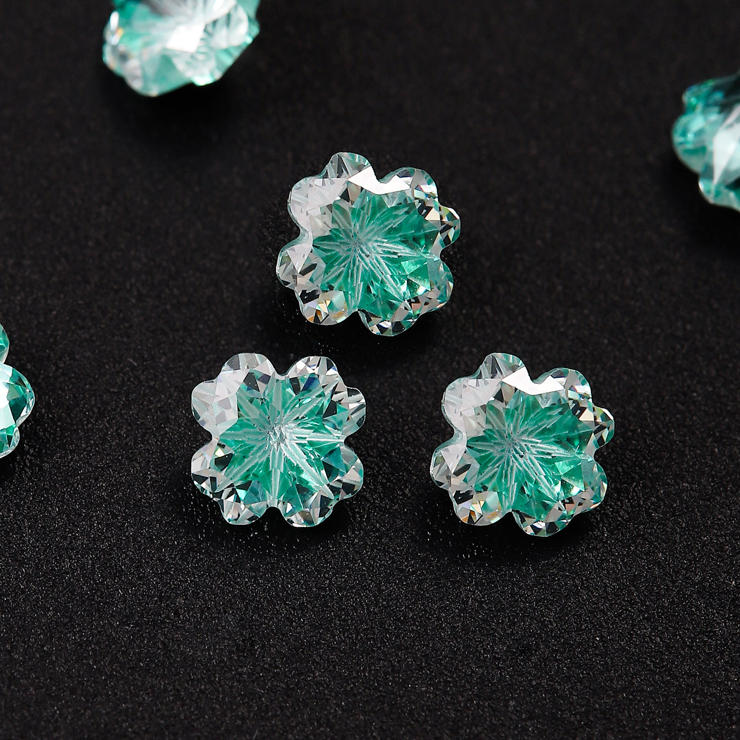 幸运糖心5A四叶草裸石幻彩渐变锆石戒面美甲钻热卖款要货请咨询