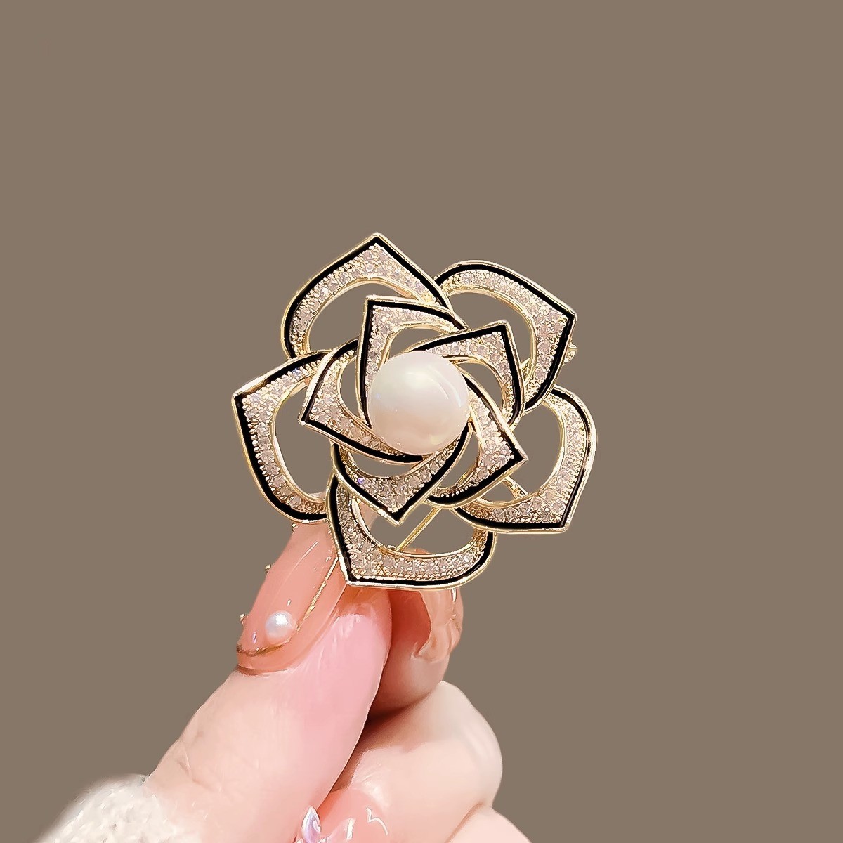 The three-dimensional French hollowed-out camellia brooch exudes an exquisite and high-end design, with a simple and elegant chanel-style brooch accessory for women