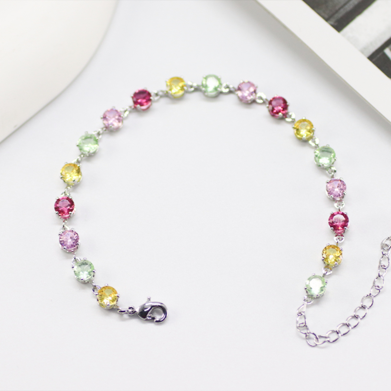 This is a high-quality classic round jewelry bracelet featuring the popular zircon element of "Beating Heart" from Shijia details Picture