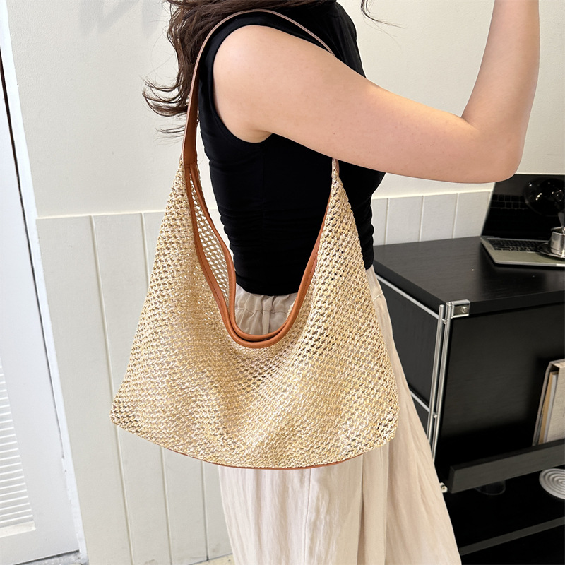 Cross-Border Straw Weaving Bag, Large-Capacity Straw Weaving Fashionable Casual Bag, Summer Popular Korean-Style Woven Single-Shoulder Armpit Bag, Tote Bag, Handcrafted Straw Weaving Bag Application Scenario