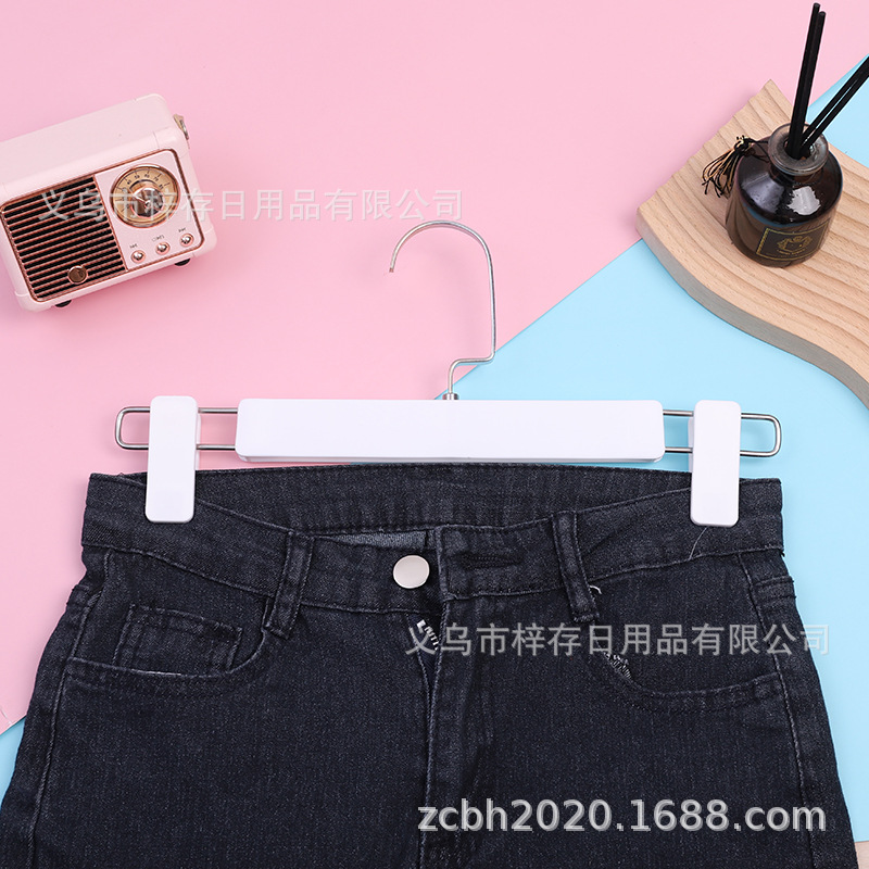 Wardrobe, home pants drying rack, jk skirt clip, plastic clip, clothing store, traceless stainless steel pants drying rack, hanging pants rack Application Scenario