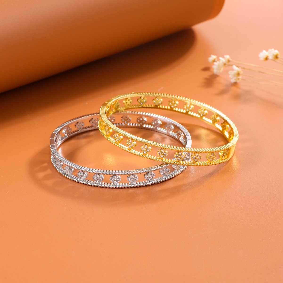 Fashionable country style four-leaf clover 3A zircon bracelet for female Korean Internet celebrity, light luxury and versatile 鉓 product factory direct sales Application Scenario