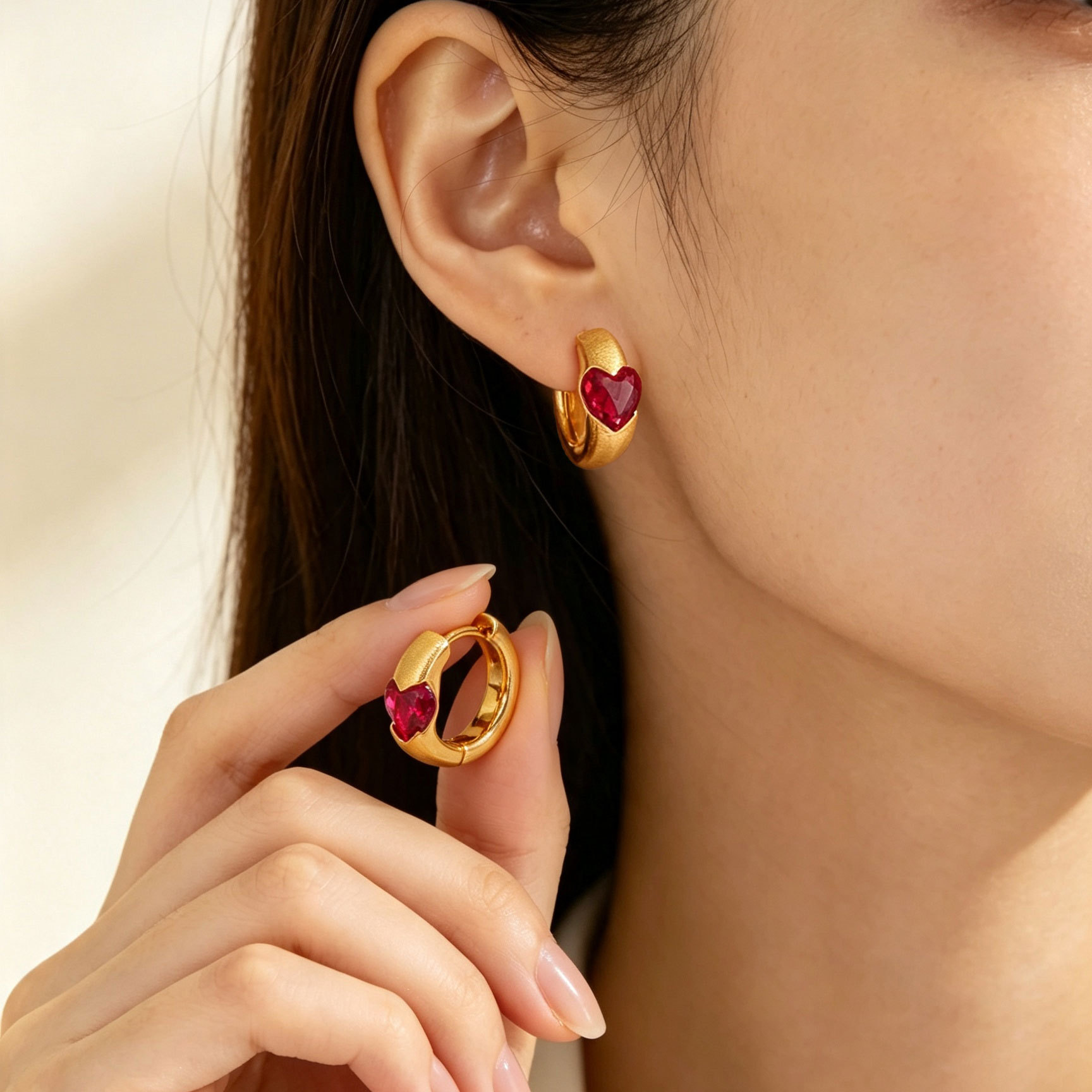 The source factory's brushed heart-shaped ear buckles offer a niche and high-end feel. Available in three colors: copper alloy and zirconium-inlaid earrings. Wholesale in stock details Picture