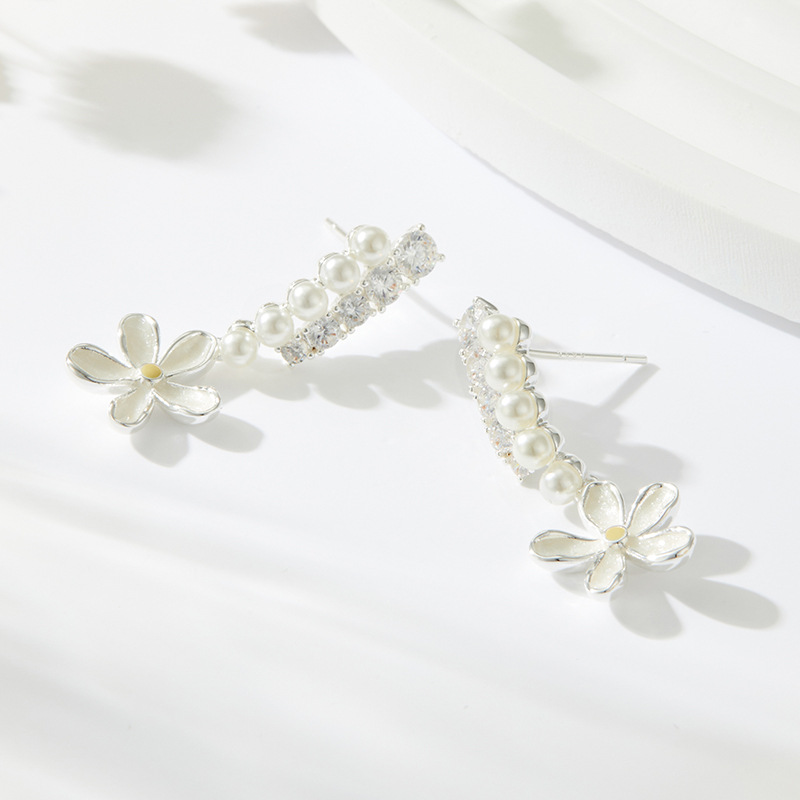 The fresh and small Daisy stud earrings feature a niche design with a light luxury and high-end feel. They are made of copper alloy with zircon s925 silver needles and are versatile earrings details Picture