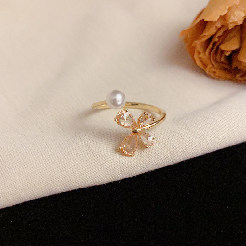 This unique and ethereal orange butterfly pearl open-mouth ring exudes a sense of luxury and sophistication, making it a fashionable and versatile index finger ring details Picture