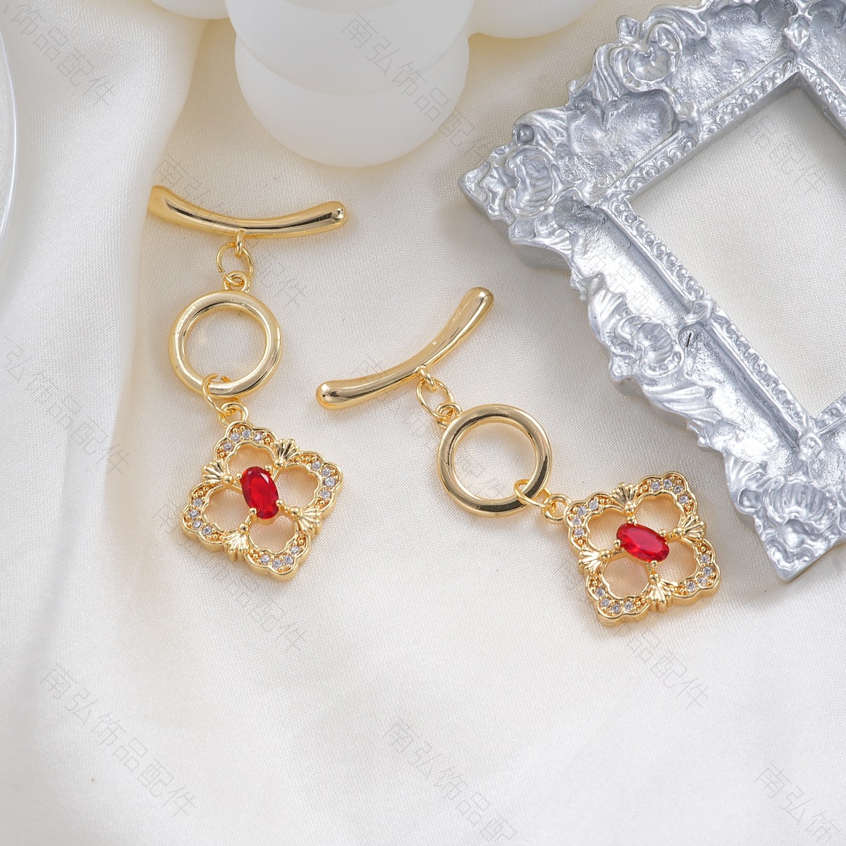 Copper plated with 18k gold, high color retention, zirconium-inlaid diamond-shaped hollow OT clasp, connecting clasp, bracelet, necklace clasp, DIY accessory Application Scenario