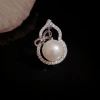 Chinese-style exquisite and fashionable diamond-encrusted hollowed-out pearl gourd brooch, simple and versatile, anti-glare accessory Specification image