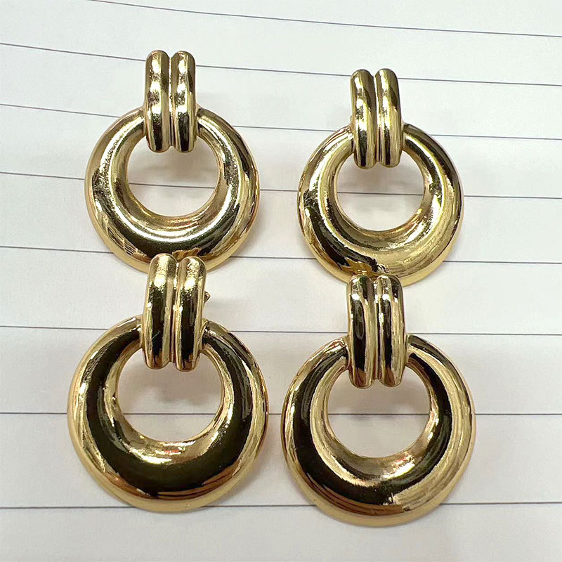 French retro InS-style copper gold-plated earrings for women, cross-border light luxury and niche design sense earrings and earrings accessories wholesale Application Scenario