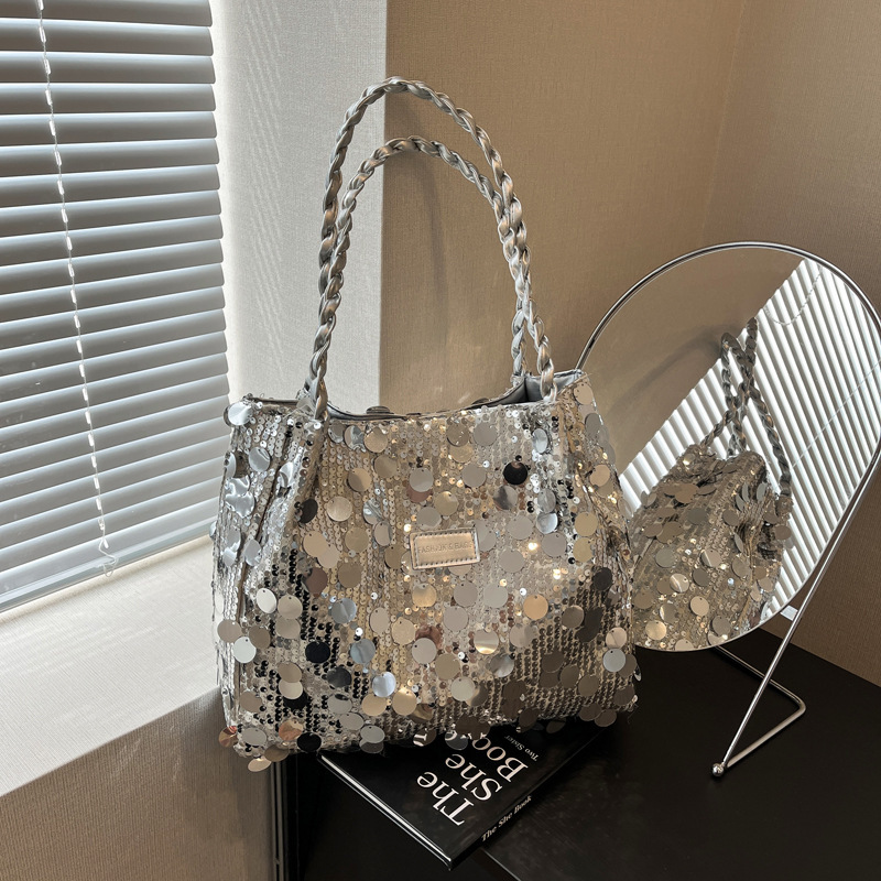 Cross-border large sequined bag, casual large-capacity fashionable underarm single-shoulder bag, tote bag, handbag, hand-held crossbody bag, fringed women's bag, single-shoulder handbag, sequined bag Application Scenario