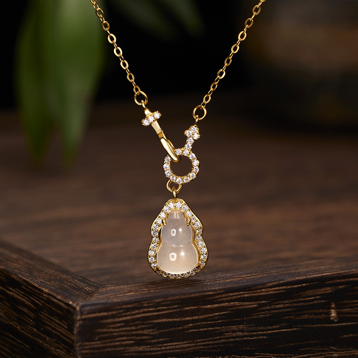 The new men's and women's pendant chalcedony gourd necklace is fashionable, simple, versatile and high-end collarbone chain accessory