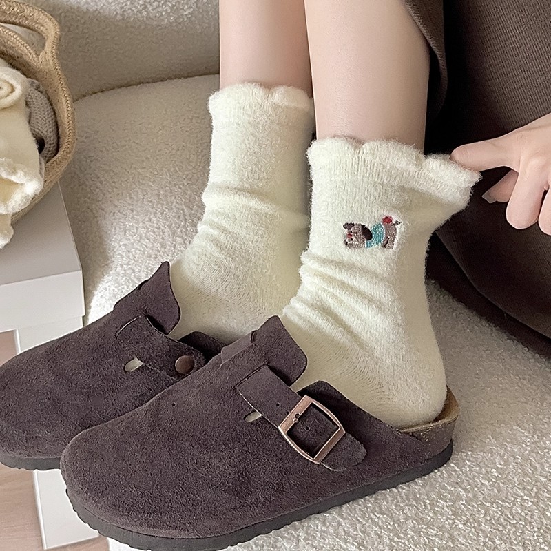 Autumn cartoon cute puppy socks, Japanese-style fleece thickened women's mid-calf socks, warm socks, versatile thick long socks for women Application Scenario