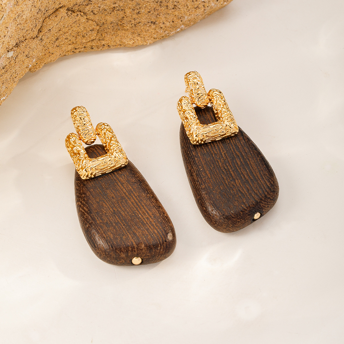 Fashionable zircon micro-inlaid rough earrings and earrings for women, simple and elegant earrings and accessories, trendy and versatile Application Scenario